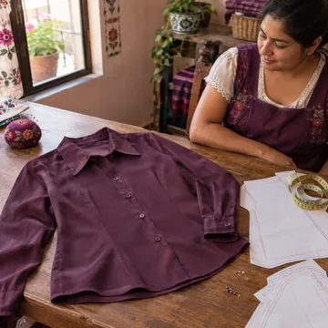 IMAGEN: pieza 1 de 13 del marquee — blusa camisera terminada junto a su molde impreso, miniatura cuadrada
