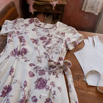 IMAGEN: pieza 2 de 13 del marquee — vestido cruzado terminada junto a su molde impreso, miniatura cuadrada