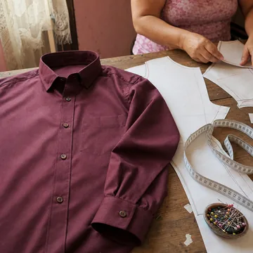 IMAGEN: pieza 8 de 13 del marquee — camisa de caballero terminada junto a su molde impreso, miniatura cuadrada