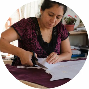 IMAGEN: paso 2 de 3 — hojas unidas con cinta y tijera cortando por la línea de la talla, miniatura redonda